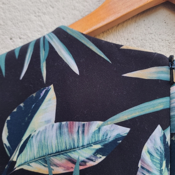 Black Halo | Nora Tropical Leaf Sheath Dress Size 2 - Picture 10 of 14